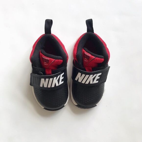 Nike black/red team hustle D8 sneakers EUC size 5 - Picture 3 of 8